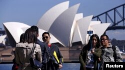 中国游客在澳大利亚悉尼拍照留念。