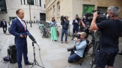 Menteri Kesehatan Inggris Matt Hancock memberikan keterangan kepada media di luar Markas Besar BBC di London, 6 Juni 2021.