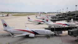 ILUSTRASI - Pesawat Malaysia Airlines terlihat terparkir di Bandara Internasional Kuala Lumpur, Sepang, Malaysia, 6 Oktober 2020. (REUTERS/Lim Huey Teng)