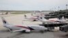 ILUSTRASI - Pesawat Malaysia Airlines terlihat terparkir di Bandara Internasional Kuala Lumpur, Sepang, Malaysia, 6 Oktober 2020. (REUTERS/Lim Huey Teng)