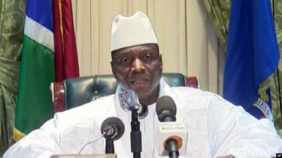 L’ex-président Yahya Jammeh déclare avoir accepté de céder le pouvoir au président élu Adama Barrow, à Banjul, Gambie, 21 janvier 2017. Image du discours diffusé sur la télévision d’Etat gambien.