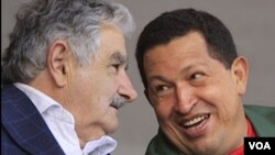 Los presidentes Mujica y Chávez dan inicio a una conferencia de prensa en la Residencia Presidencial de Suárez y Reyes, en Montevideo.