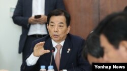 한민구 한국 국방 장관이 14일 국회 국방위원회 간담회에서 북한 무인기와 관련한 의원들의 질문에 답하고 있다. 