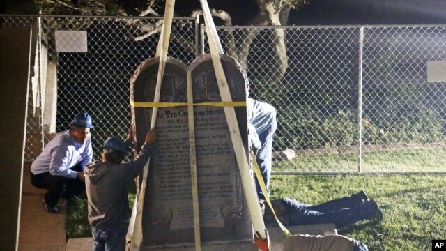 El monumento a los Diez Mandamientos fue retirado de los jardines del Capitolio de Oklahoma por orden de la Corte Suprema estatal y tras demandas de varios grupos para colocar sus propios monumentos.