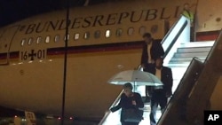 Merkel acil iniş yapan uçaktan inerken