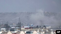 De la fumée s'élève d'une explosion à l'extérieur de l'aéroport de Kaboul, Afghanistan, jeudi 26 août 2021.