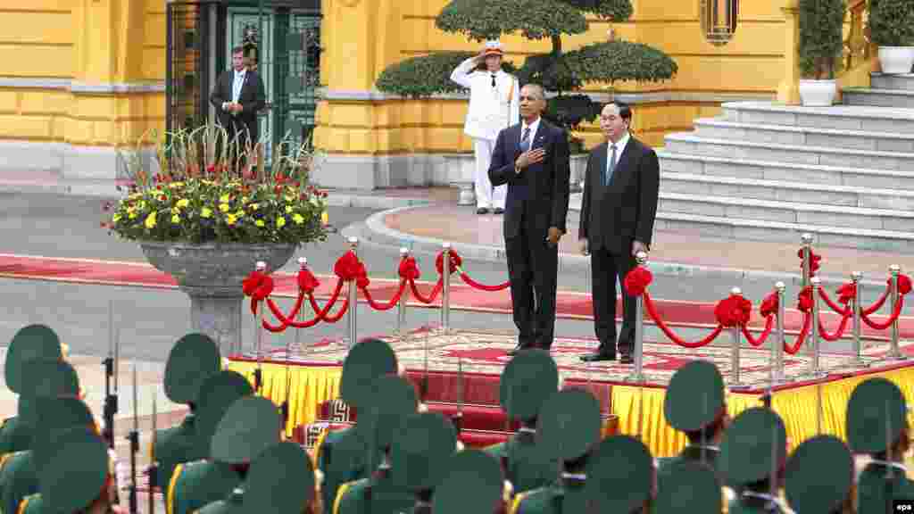 Shugaba Barak Obama tare da shugaban kasar Vietnam Tran Dai a Hanoi.