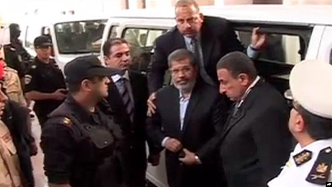 Presiden tersingkir Mesir Mohamed Morsi saat tiba di gedung pengadilan di Kairo hari Senin (4/11). Hakim menangguhkan sidang Morsi hingga tanggal 8 Januari.