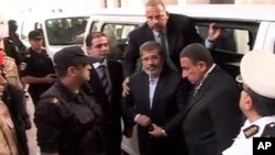 Presiden tersingkir Mesir Mohamed Morsi saat tiba di gedung pengadilan di Kairo hari Senin (4/11). Hakim menangguhkan sidang Morsi hingga tanggal 8 Januari.