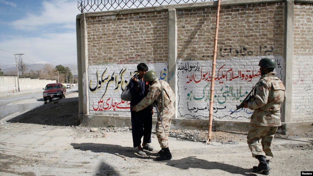 Tentara Pakistan memeriksa seorang pria di pintu gerbang kota Hazara di Quetta (Foto: dok). Dua orang militan dikabarkan tewas ketika pasukan keamanan menggerebek sebuah rumah di Quetta, ibukota provinsi Baluchistan, Kamis (6/6).