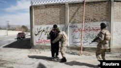 Tentara Pakistan memeriksa seorang pria di pintu gerbang kota Hazara di Quetta (Foto: dok). Dua orang militan dikabarkan tewas ketika pasukan keamanan menggerebek sebuah rumah di Quetta, ibukota provinsi Baluchistan, Kamis (6/6).