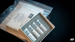 Esta foto provista por los Centros para la Prevención y el Control de Enfermedades, de EE.UU. muestra los kits de los CDC para la detección del nuevo coronavirus. 