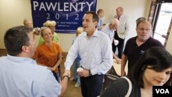 Mantan Gubernur Minnesota, Tim Pawlenty (tengah) mengundurkan diri dari persaingan calon presiden Partai Republik setelah kalah di Iowa hari Sabtu (13/8).