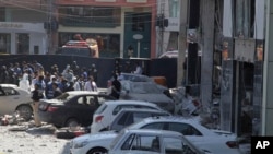 Polis Lahor şəhərində intiharçı bomba hücumunun baş verdiyi ərazidə, 23 fevral, 2017