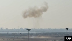 دیمەنی دوکەڵکەوتنەوە لە دوای هێرشێکی حوسییەکان بۆ سەر فڕۆکەخانەی عەدەن ڕۆژی 28ـی دەی 2026. 
