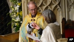 Uskup Agung Canterbury yang mengepalai Gereja Inggris, Justin Welby, dalam upacara pengangkatan di Katedral Canterbury, selatan Inggris.