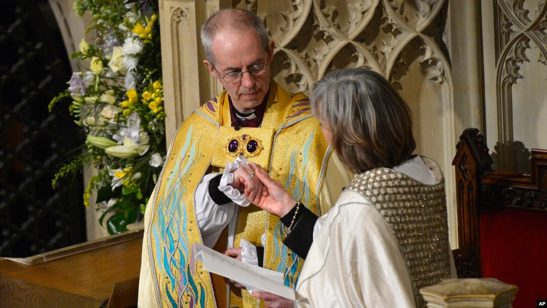 Uskup Agung Canterbury yang mengepalai Gereja Inggris, Justin Welby, dalam upacara pengangkatan di Katedral Canterbury, selatan Inggris.