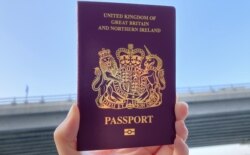 香港市民唐小姐手持BNO護照。(美國之音 湯惠芸拍攝)