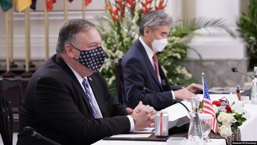 Menteri Luar Negeri AS Mike Pompeo (kiri) dalam pertemuan bilateral dengan Menteri Luar Negeri Retno Marsudi di Jakarta, 29 Oktober 2020. (Foto: Courtesy/Kemenlu RI)