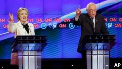Klinton i Sanders tokom sinoćnje debate u Bruklinu