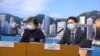 医管局总行政经理刘家献（右）在记者会上表示当局会研究在香港测试瑞德西韦的可能。（2020年2月19日，美国之音记者王四维拍摄）