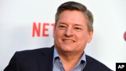 CEO de Netflix, Ted Sarandos, llega al estreno en Los Ángeles de "Girlboss" en el teatro ArcLight de Hollywood el lunes, 17 de abril de 2017. 