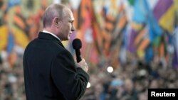 Presiden Rusia Vladimir Putih berpidato di Moskow memperingati setahun aneksasi Krimea dari Ukraina, hari Rabu (18/3).