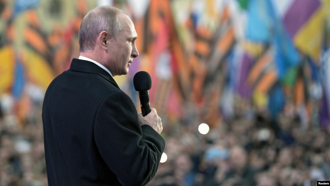 Presiden Rusia Vladimir Putih berpidato di Moskow memperingati setahun aneksasi Krimea dari Ukraina, hari Rabu (18/3).