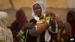 Une femme et son enfant arrivant dans un centre nutritionnel ambulant à Mao, chef-lieu de la région de Kanem au Tchad, le 17 avril 2012. (Photo AP)