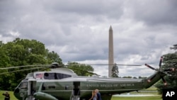 Archivo - El presidente Donald Trump y la primera dama, Melania Trump, caminan hacia el helicóptero presidencial Marine One en la Casa Blanca el 27 de mayo de 2020.