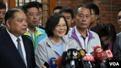 Tsai Ing-wen (tengah), kandidat kelompok oposisi utama Taiwan dari Partai Demokrasi Progresif (Foto: dok).