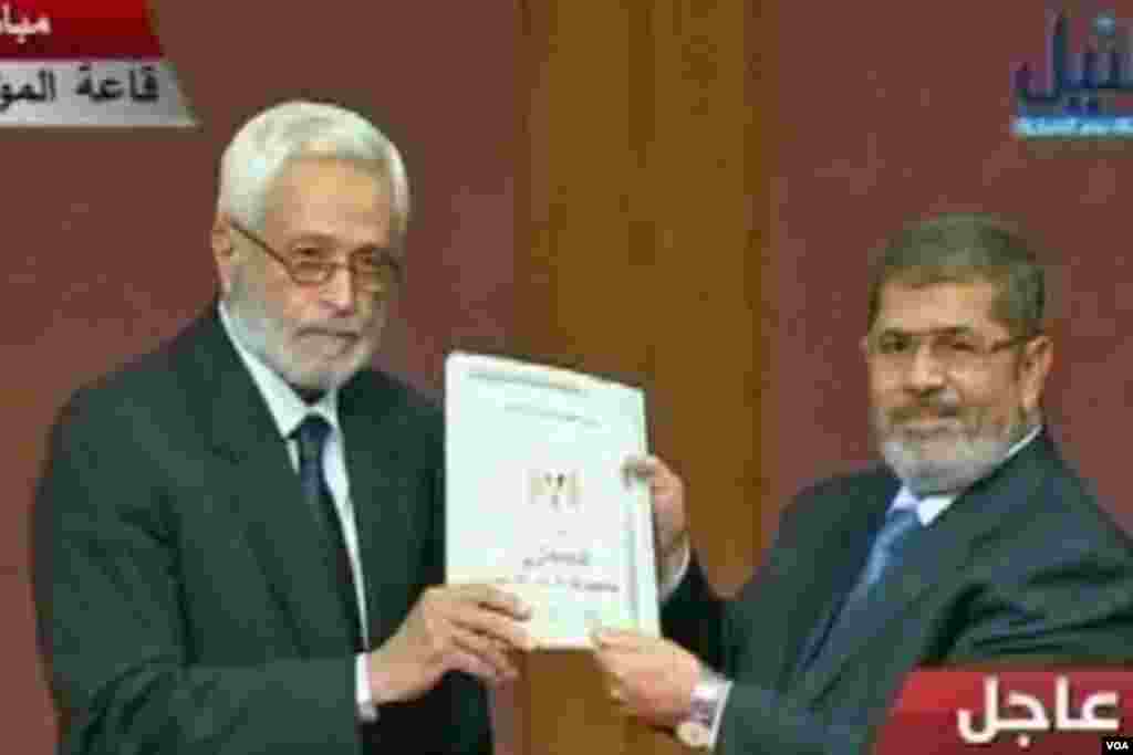 Egypt: Morsi showing the draft constitution