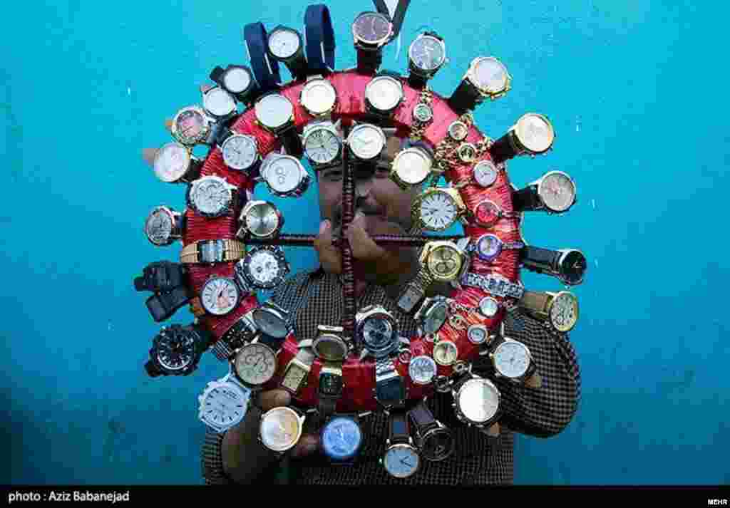 ابتکار ساعت فروش لرستانی در بازار عید. این روزها بازار دست&zwnj;فروشان پررونق است.