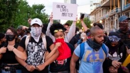 A group of protesters during a standoff with police during a protest against the death in Minneapolis of African-American man George Floyd, in Downtown Atlanta, Georgia, U.S. May 31, 2020. (REUTERS/Dustin Chambers)