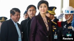 Thailand Prime Minister Yingluck Shinawatra (C) arrives at the Royal Thai Air Force headquarters before a cabinet meeting in Bangkok, Feb. 11, 2014. 
