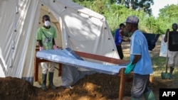 Le personnel de Médecins Sans Frontières (MSF)dans un camp de traitement du choléra à Longo, à 15 km de Bangui, en République centrafricaine, le 16 août 2016.