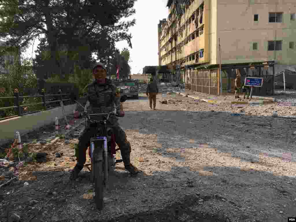 A member of Iraqi forces is seen riding a motorcycle in Mosul, Iraq, Jan. 12, 2017. (K. Omar/VOA Kurdish)