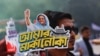 民眾2024年1月4日手持支持現任總理謝赫·哈西娜（Sheikh Hasina）的宣傳牌。（路透社）