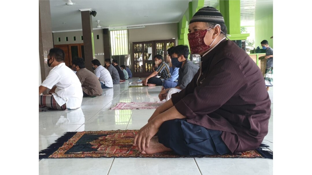Jamaah di sebuah Masjid di Sleman mengikuti Ibadah Jumat dengan protokol kesehatan. (Foto: VOA/Nurhadi Sucahyo)