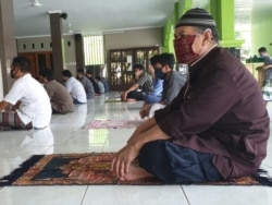 Jamaah di sebuah Masjid di Sleman mengikuti Ibadah Jumat dengan protokol kesehatan. (Foto: VOA/Nurhadi Sucahyo)