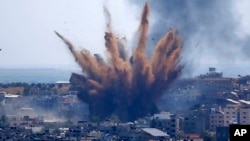 Serangan Israel menghantam sebuah bangunan di Gaza City, Jalur Gaza Rabu (12/5). 