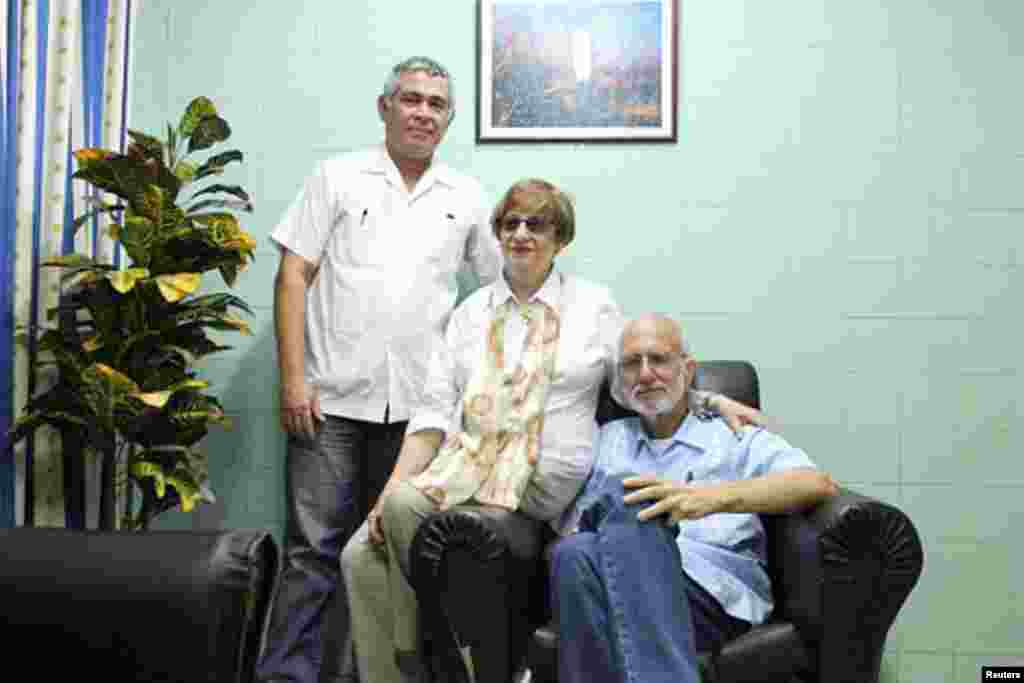 Alan Gross (o&#39;ngda) uni ko&#39;rgani kelgan Kuba yahudiy jamoasi vakillari bilan, 28-sentabr, 2012-yil.