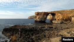 Malta's 'Azure Window' Rock Formation Collapses into the Sea