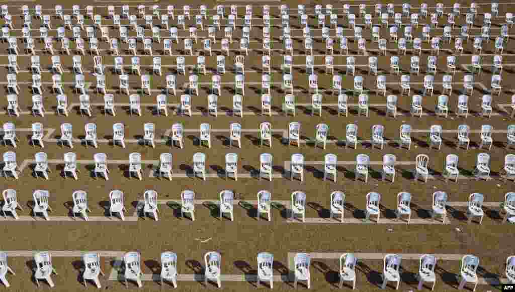 Chairs are installed at Tel Aviv&#39;s Rabin Square to symbolize the 1,000 coronavirus deaths in Israel.