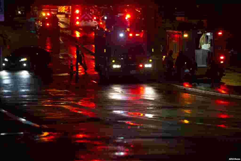 Les pompiers commencent à retirer les cônes quand l&#39;opération d&#39;évacuation d&#39;un tunnel de métro&nbsp; enfumé s&#39;est terminée à Washington, lundi 12 janvier, 2015.