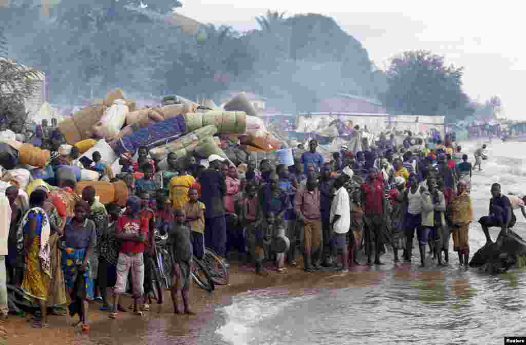 Refugiados do Burundi reúnem-se nas costas do Largo Tanganyika na vila de Kagunga na região de Kigoma no parte oeste de Tanzânia, ao esperar a transporte de &quot;MV Liemba&quot; para levá-los ao distrito de Kigoma, 17 de Maio, 2015.