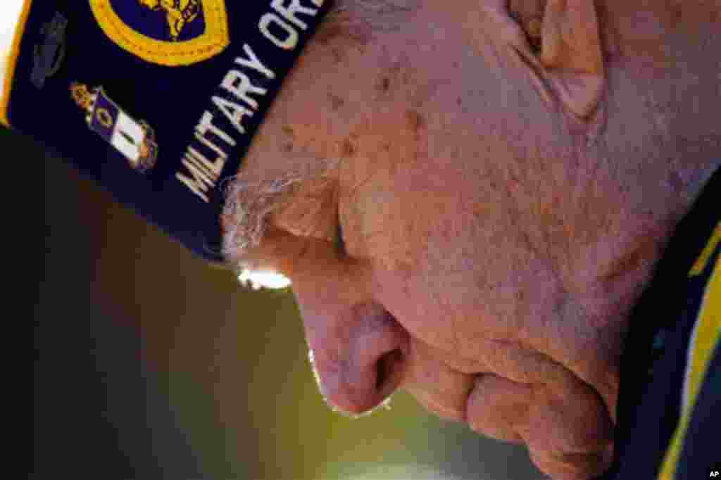 Korean War veteran Robert W. Fulmer bows his head during a ceremony at the Korean War Memorial on Veterans Day in Philadelphia, Thursday, Nov. 11, 2010. (AP Photo/Matt Rourke)
