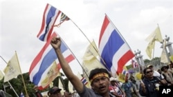 Demonstrators in Bangkok protest an amnesty bill that some say may pave way for return of ex-PM Thaksin