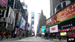 在纽约曼哈顿的时代广场上，很少有人经过（2020年3月17日）。