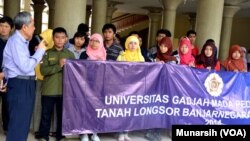 Prof. Suratman, Wakil Rektor Bidang Penelitian dan Pengabdian Kepada Masyarakat UGM melepas 33 mahasiswa relawan DERU (Disaster Response Unit) UGM di Balairung kampus UGM Bulaksumur, 16 Desember 2014 (Foto: VOA/Munarsih)